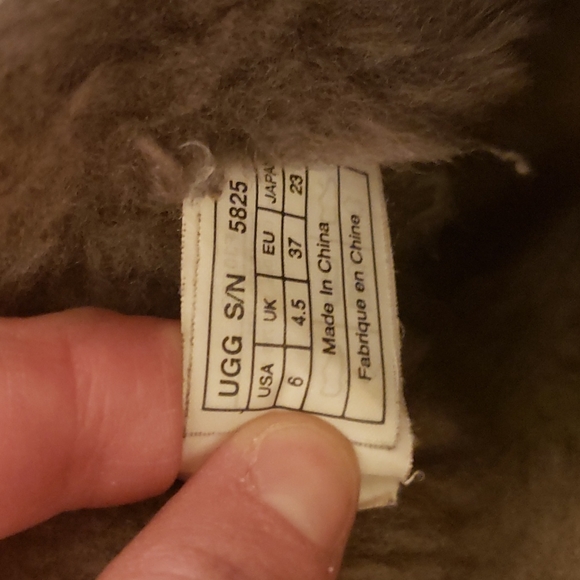 UGG Classic Short 2 Boot, Sized 6 in Grey. - Picture 3 of 9